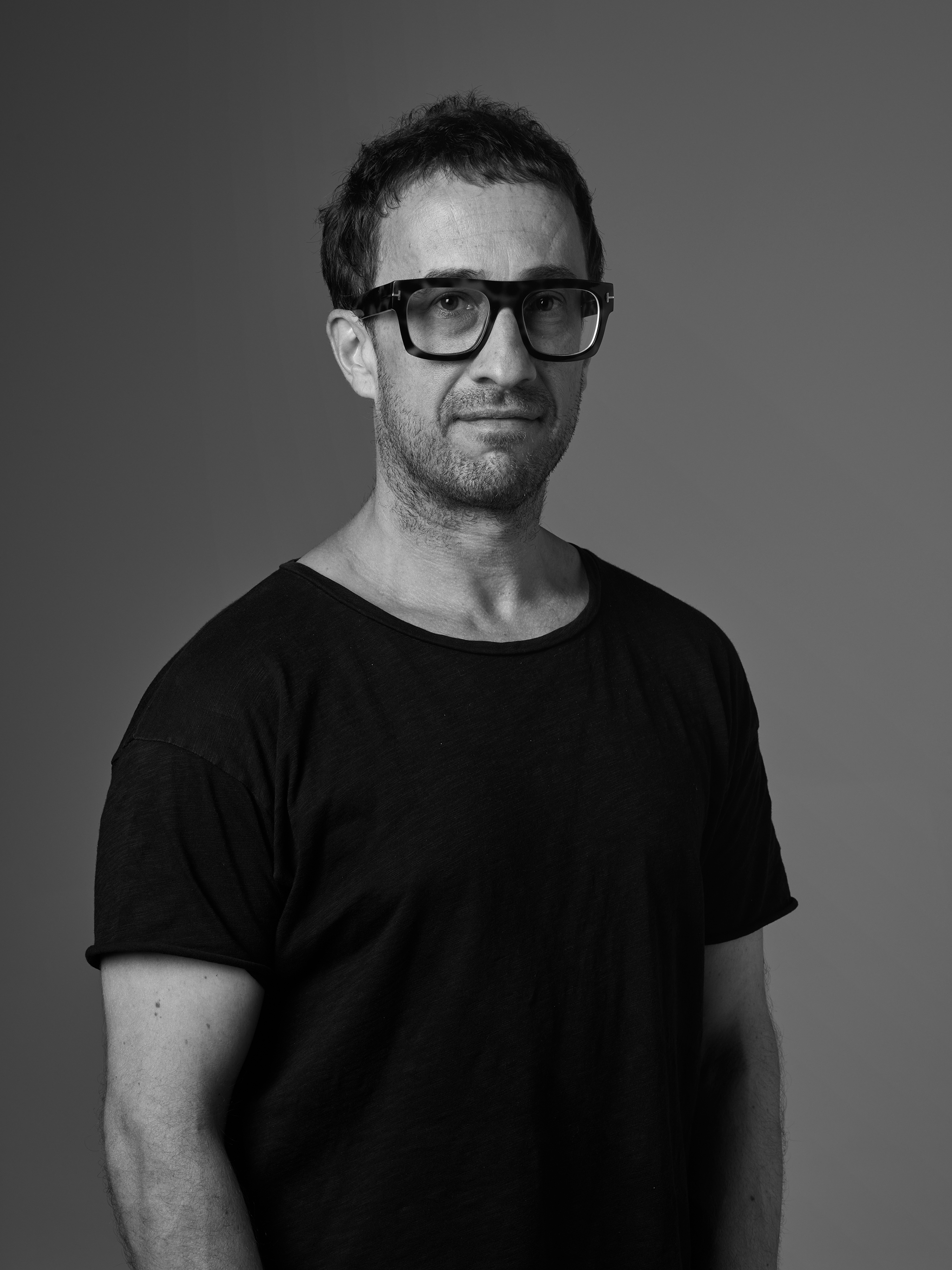 Daniel Spoinar photographing on location, black and white